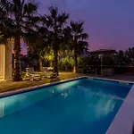 Luxury Agape Palm Tennisplatz