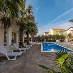 Luxury Agape Palm Tennisplatz *