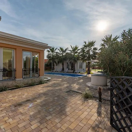 Willa Luxury Agape Palm Tennisplatz