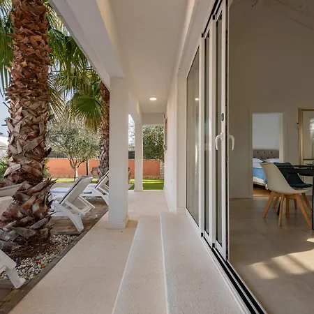 Luxury Agape Palm Tennisplatz