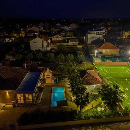 Luxury Agape Palm Tennisplatz *