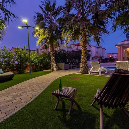 Luxury Agape Palm Tennisplatz *