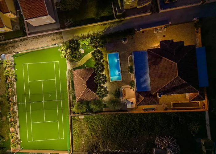 Luxury Agape Palm Tennisplatz