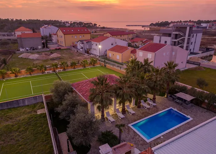 Luxury Agape Palm Tennisplatz *