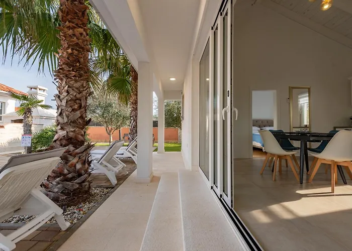 Luxury Agape Palm Tennisplatz