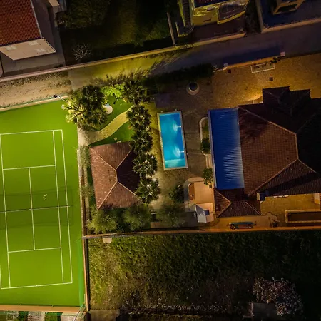 Luxury Agape Palm Tennisplatz