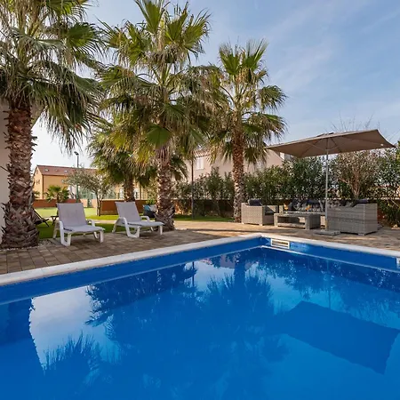 Luxury Agape Palm Tennisplatz