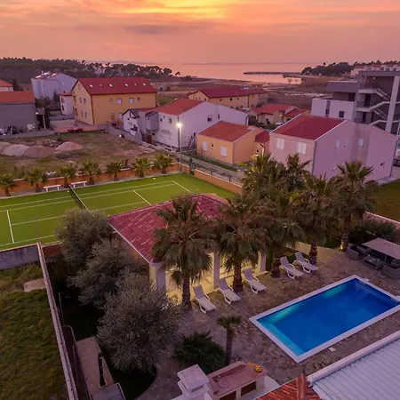 Luxury Agape Palm Tennisplatz *
