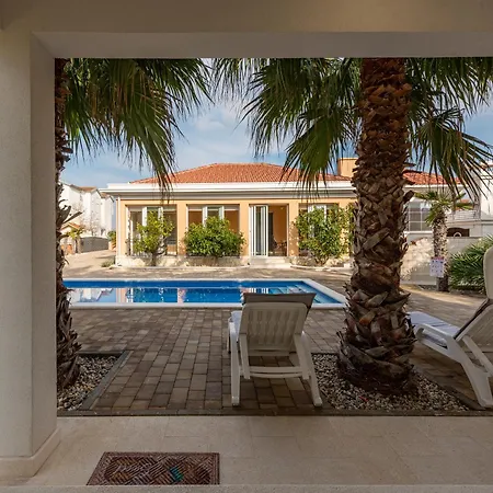 Villa Luxury Agape Palm Tennisplatz