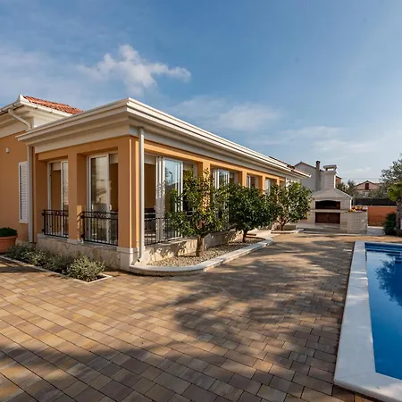 Luxury Agape Palm Tennisplatz Villa