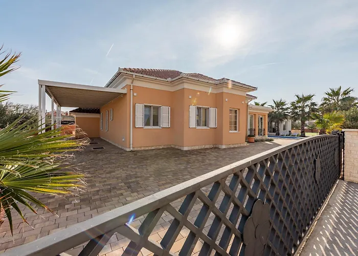 Luxury Agape Palm Tennisplatz * Привлака