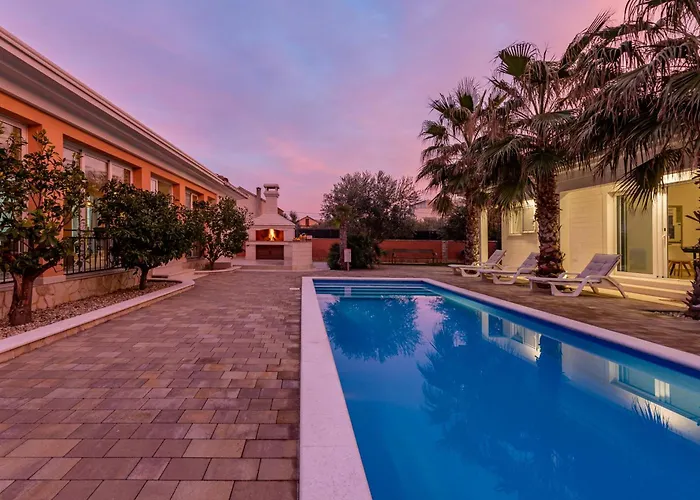 Luxury Agape Palm Tennisplatz Вилла Привлака