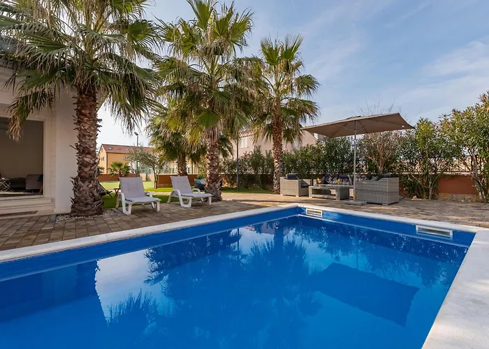 Luxury Agape Palm Tennisplatz